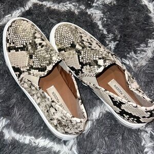 Steve Madden slip ons